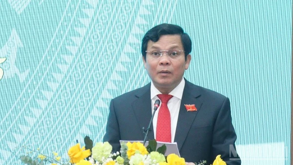 Đồng chí Nguyễn Đức Tuy, Phó Bí thư Tỉnh ủy, Chủ tịch Hội đồng nhân dân tỉnh Quảng Ngãi phát biểu khai mạc kỳ họp.