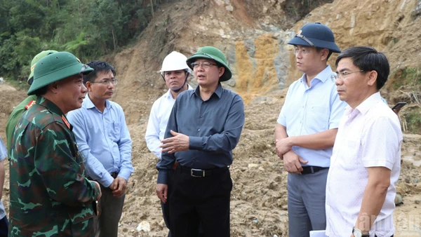 Phó Thủ tướng Hồ Quốc Dũng trực tiếp kiểm tra hiện trường sạt lở nghiêm trọng tại xã Ngọc Linh. 