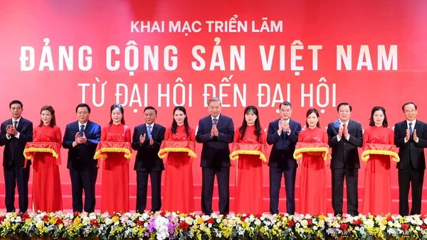 Tổng Bí thư Tô Lâm và các đồng chí lãnh đạo Đảng, Nhà nước cắt băng khai mạc Triển lãm “Đảng Cộng sản Việt Nam-Từ Đại hội đến Đại hội”. (Ảnh ĐĂNG KHOA)