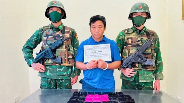 Đối tượng bị bắt giữ cùng 6.000 viên ma túy tang vật.