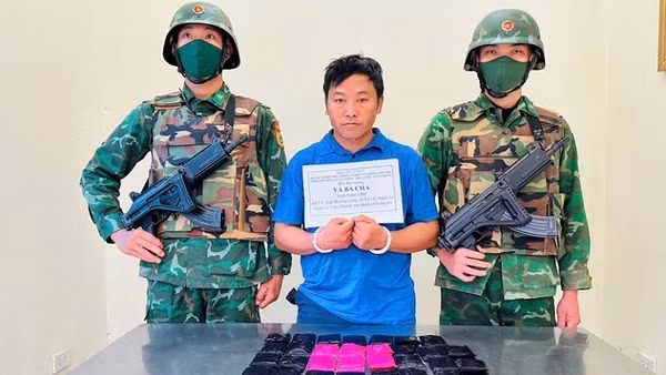 Đối tượng bị bắt giữ cùng 6.000 viên ma túy tang vật.