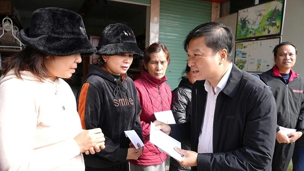 Chủ tịch Ủy ban nhân dân tỉnh Quảng Trị Lê Hồng Vinh thăm, tặng quà 12 hộ dân ở xã Khe Sanh bị ảnh hưởng do thiên tai gây sạt lở đất.