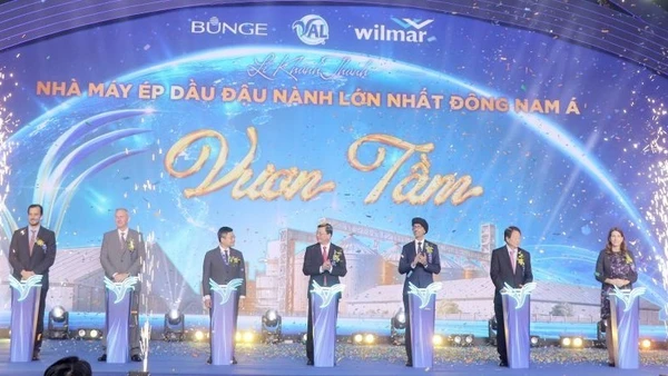 Các đại biểu thực hiện nghi thức khánh thành dây chuyền ép dầu đậu nành số 2 tại Khu công nghiệp Phú Mỹ 1.