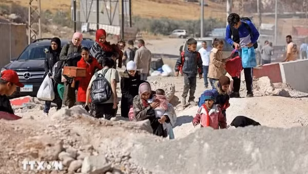 Người dân sơ tán tránh xung đột tại Masnaa, Liban. (Ảnh: THX/TTXVN) 