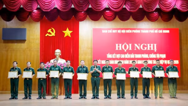 Khen thưởng tập thể, cá nhân có thành tích xuất sắc trong đợt cao điểm. (Ảnh: QUANG TIẾN)