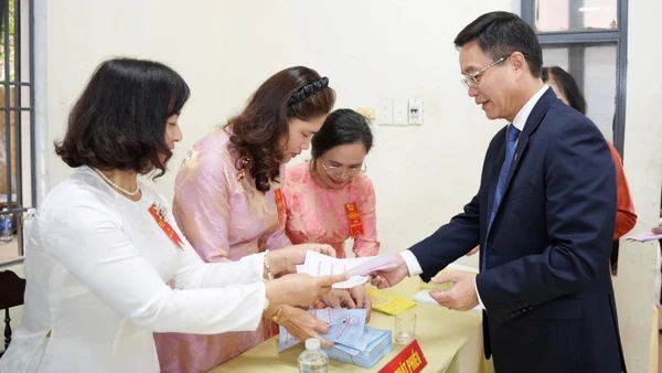 99,996% cử tri ở Huế tham gia bỏ phiếu bầu. 