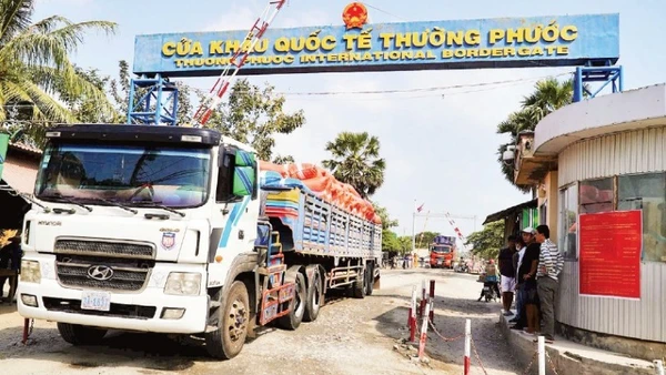 Kiểm soát hàng hóa qua Cửa khẩu quốc tế Thường Phước (tỉnh Đồng Tháp).