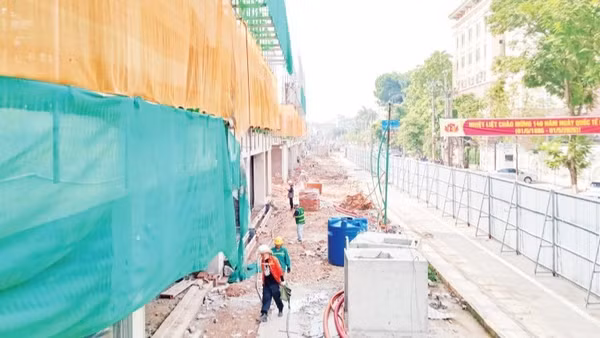 Công trình Quảng trường, phố đi bộ trung tâm tỉnh Thái Nguyên đang thiếu nhiều nhân công.