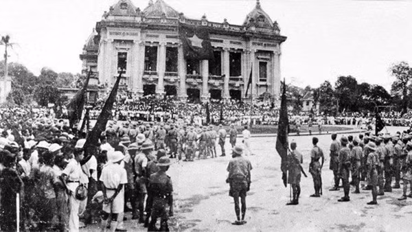 Mít-tinh Tổng khởi nghĩa tại Quảng trường Nhà hát Lớn, 19/8/1945. (Ảnh: VŨ NĂNG AN)