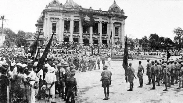 Mít-tinh Tổng khởi nghĩa tại Quảng trường Nhà hát Lớn, 19/8/1945. (Ảnh: VŨ NĂNG AN)