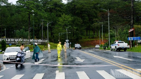 Từ 10 giờ ngày 17/11, cơ quan chức năng tỉnh Lâm Đồng cấm các phương tiện lưu thông qua đèo Prenn để triển khai các biện pháp xử lý sụt lún.