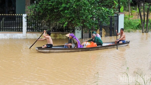 Người dân các thôn gần sông Vu Gia (xã Đại Lộc, thành phố Đà Nẵng) bị cô lập trong nước lũ.