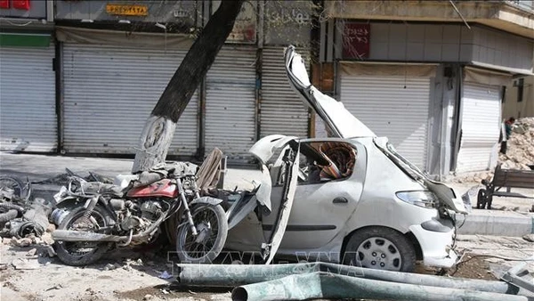 Ô-tô bị phá hủy sau cuộc không kích tại Tehran, Iran. (Ảnh: THX/TTXVN)