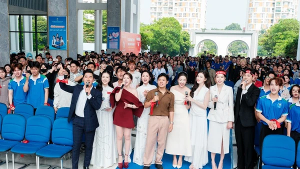 Nhạc sĩ Nguyễn Văn Chung và MC Nguyên Khang cùng hàng nghìn sinh viên tham gia hiến máu trong ngày Chủ Nhật Đỏ.