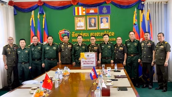 Thiếu tướng Trần Ngọc Hữu (thứ 6 từ trái sang) tặng quà, chúc Tết cổ truyền Chol Chnam Thmay Cục Công tác Biên giới Campuchia. (Ảnh: LÊ KHOA)