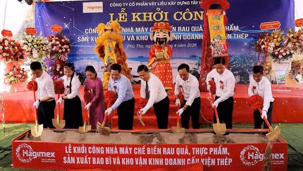 Đại diện Lãnh đạo tỉnh Phú Thọ và Công ty Cổ phần vật liệu xây dựng Tây Hà Nội cùng địa phương tại lễ khởi công xây dựng nhà máy.