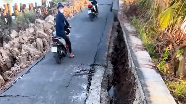 Khu vực đường láng nhựa bị sụt lún, hư hỏng dọc kênh xáng Đông Hưng (ấp Khánh Tư, xã Cái Nước, tỉnh Cà Mau).