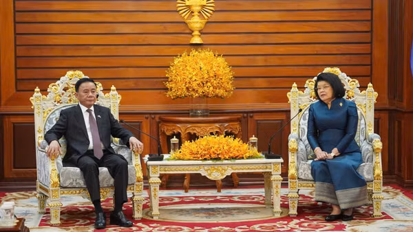 Thường trực Ban Bí thư Trần Cẩm Tú hội kiến Chủ tịch Quốc hội Campuchia Khuon Sudary. (Ảnh: ĐINH TRƯỜNG) 
