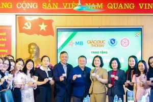 Đơn vị tài trợ trao tặng vé xem bóng đá cho đại diện Trường Tiểu học Yên Hòa.