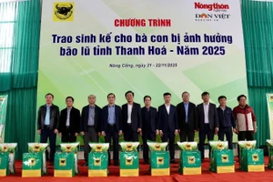 Ông Ngô Văn Đông (giữa), Tổng Giám đốc Công ty Cổ phần Phân bón Bình Điền và nhà báo Nguyễn Văn Hoài (bên phải), Tổng Biên tập Báo Nông thôn Ngày nay trao 1.600 gói sinh kế cho xã Nông Cống (Thanh Hóa).