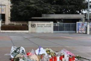 Người dân đặt nến và hoa tại một điểm tưởng niệm ngay trước trụ sở của Liên hợp quốc ở thành phố Geneva. (Ảnh: Anh Hiển/TTXVN)