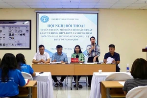 Tuyên truyền, phổ biến pháp luật về bảo hiểm xã hội, bảo hiểm y tế tại Khu công nghiệp Khai Quang, phường Vĩnh Phúc, tỉnh Phú Thọ. (Ảnh: VIỆT BẮC)