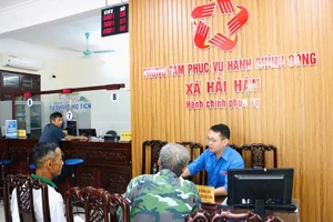 Người dân đến thực hiện thủ tục hành chính được cán bộ Trung tâm Phục vụ hành chính công xã Hải Hậu hướng dẫn tận tình, chu đáo. (Ảnh: THÙY LINH)