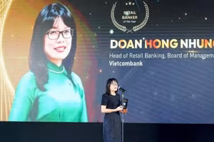 Bà Đoàn Hồng Nhung - Giám đốc Khối Bán lẻ Vietcombank phát biểu tại Lễ trao giải.
