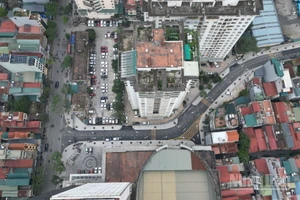 [Ảnh] Thông xe kỹ thuật tuyến đường Minh Khai-Lạc Trung, "đường cong mềm mại" lách giữa khu dân cư đông đúc