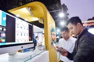 Khách hàng tìm hiểu thông tin sản phẩm tại ngày hội mua sắm trực tuyến Online Friday. (Ảnh: MINH HÀ)