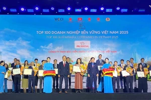 Đại diện Prudential Việt Nam nhận giải thưởng CSI100 năm 2025.