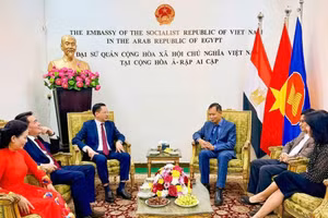 Đoàn Tập đoàn Hóa chất Việt Nam do Tổng Giám đốc Nguyễn Hữu Tú làm trưởng đoàn thăm và làm việc tại đại sứ quán Việt Nam tại Ai Cập.