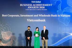 Bà Trần Phương Hiền, Phó Trưởng Phòng Giải pháp Kênh số Bán buôn đại diện Vietcombank nhận giải Ngân hàng doanh nghiệp, đầu tư và bán buôn tốt nhất Việt Nam 2026.