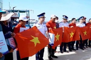 Bộ Tư lệnh Vùng Cảnh sát biển 2 kết hợp tuyên truyền pháp luật và tặng quà cho bà con ngư dân. (Ảnh: Vùng Cảnh sát biển 2)