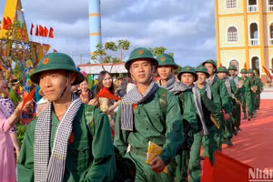 Các tân binh ở Cà Mau lên đường làm nghĩa vụ bảo vệ Tổ quốc. (Ảnh: HỮU TÙNG)