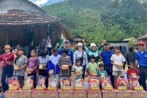 Hơn 124 tấn thực phẩm thiết yếu gồm: Nước uống, xúc xích, mì ăn liền, cháo, phở, sữa… đến tận tay các hộ gia đình đang bị cô lập