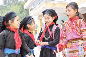 Học sinh Trường tiểu học Bản Díu, xã Xín Mần, tỉnh Tuyên Quang. (Ảnh: AN KHÁNH)