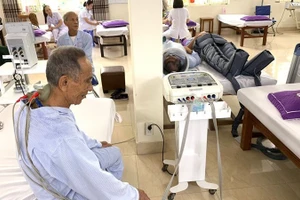 Một nạn nhân chất độc da cam đang điều trị bệnh dài hạn. Nhiều trường hợp phát sinh thêm bệnh thuộc Danh mục 17 bệnh của Bộ Y tế nhưng chưa được giám định lại theo quy định hiện hành. (Ảnh: Báo Nhân Dân/Minh Châu)