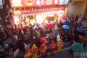 Người dân xếp hàng mua vàng tại Bảo tín Minh Châu vào ngày mùng 10 tháng Giêng âm lịch. 