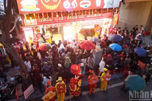 Người dân xếp hàng mua vàng tại Bảo tín Minh Châu vào ngày mùng 10 tháng Giêng âm lịch. 