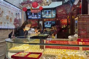 Một ngày sau khi thương hiệu tạm đóng vì bị kiểm tra, khách hàng tới giao dịch tại cửa hàng Bảo Tín Minh Châu tại số 29 Trần Nhân Tông trưa 26/3.