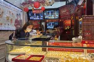 Một ngày sau khi thương hiệu tạm đóng vì bị kiểm tra, khách hàng tới giao dịch tại cửa hàng Bảo Tín Minh Châu tại số 29 Trần Nhân Tông trưa 26/3.