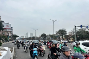 [Ảnh] Người dân tấp nập về quê, cửa ngõ Thủ đô đông đúc những ngày cuối năm