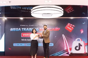 Đại diện VietinBank nhận kỷ niệm chương từ TikTokShop.