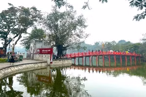 Sáng mùng 1, tiết trời Hà Nội hửng nắng nhẹ.