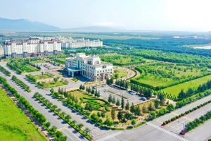 Toàn cảnh khu vực cảnh quan, cây xanh, hồ điều hòa, khu liên hợp nhà máy thép.