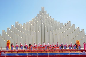 Lãnh đạo Thành phố Hồ Chí Minh và các đại biểu cắt băng khánh thành dự án.