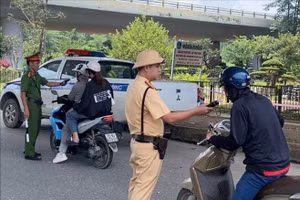 Lực lượng Công an thành phố Hà Nội kiểm tra nồng độ cồn đối với người điều khiển phương tiện giao thông. (Ảnh: THANH HÀ)