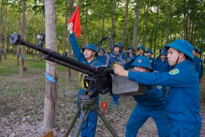 Huấn luyện sử dụng súng máy phòng không cho dân quân tại tỉnh Lâm Đồng. (Ảnh: DUY THỈNH)