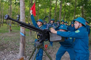 Huấn luyện sử dụng súng máy phòng không cho dân quân tại tỉnh Lâm Đồng. (Ảnh: DUY THỈNH)